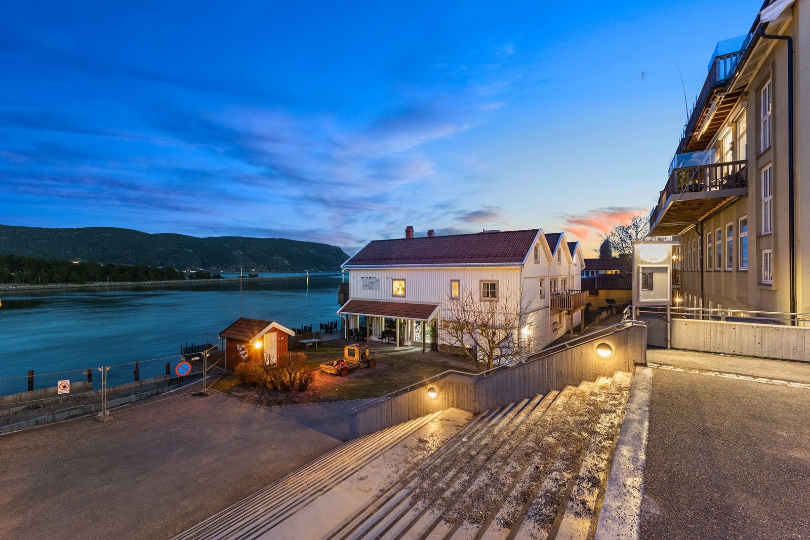 Kort gangavstand til bussholdeplass, butikker og brygge Galleribilde