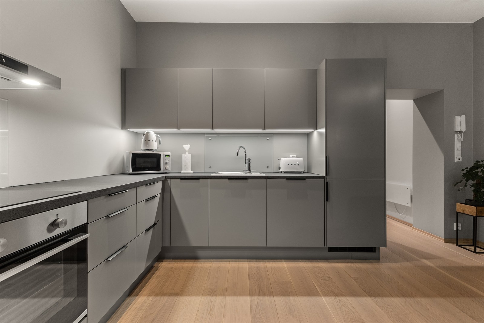 Utvidet innredningen med en halv kjøkkenøy i mai 2022 Galleribilde