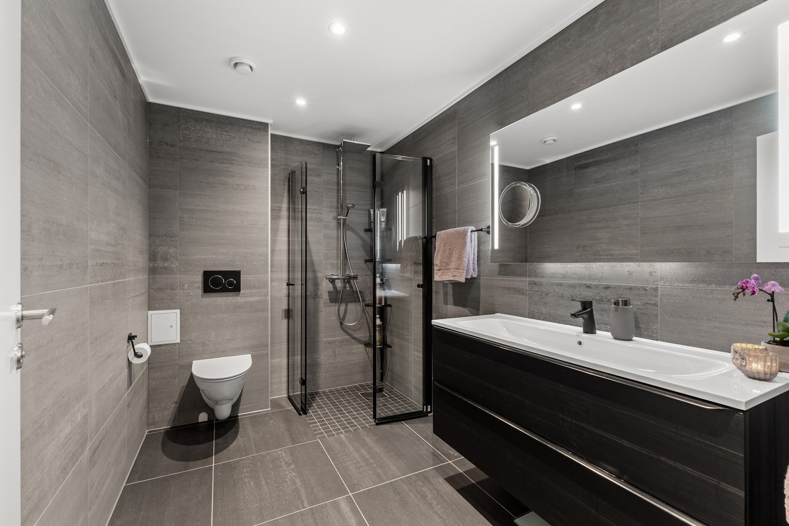 Lekkert bad fra 2021 med dusjhjørne som har regnfallsdusj Galleribilde