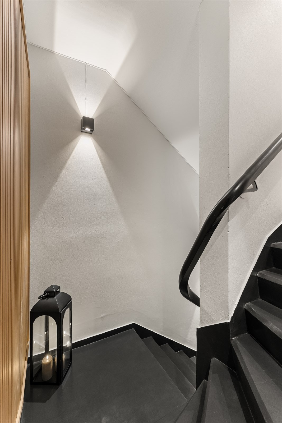 Trappegang til underetasjen med spilevegg og belysning Galleribilde