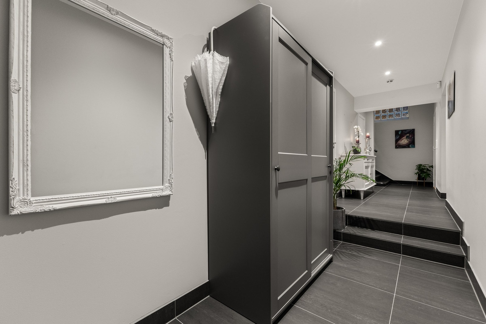 Entré/gang med skyvedørsgarderobe og gulvvarme Galleribilde