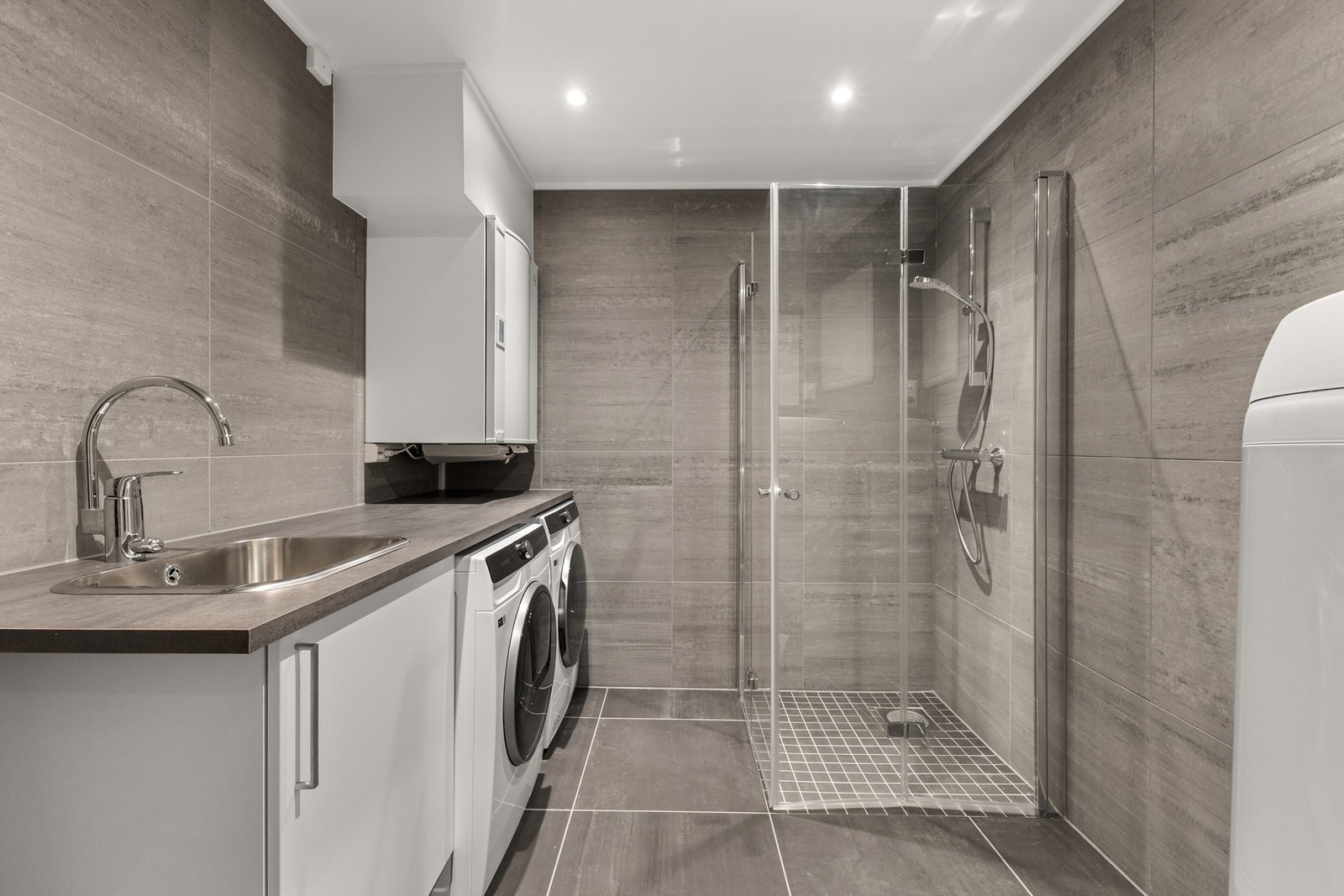 Vaskerom fra 2021 med skapinnredning og dusjhjørne - Rommet er ikke bruksendret/omsøkt Galleribilde