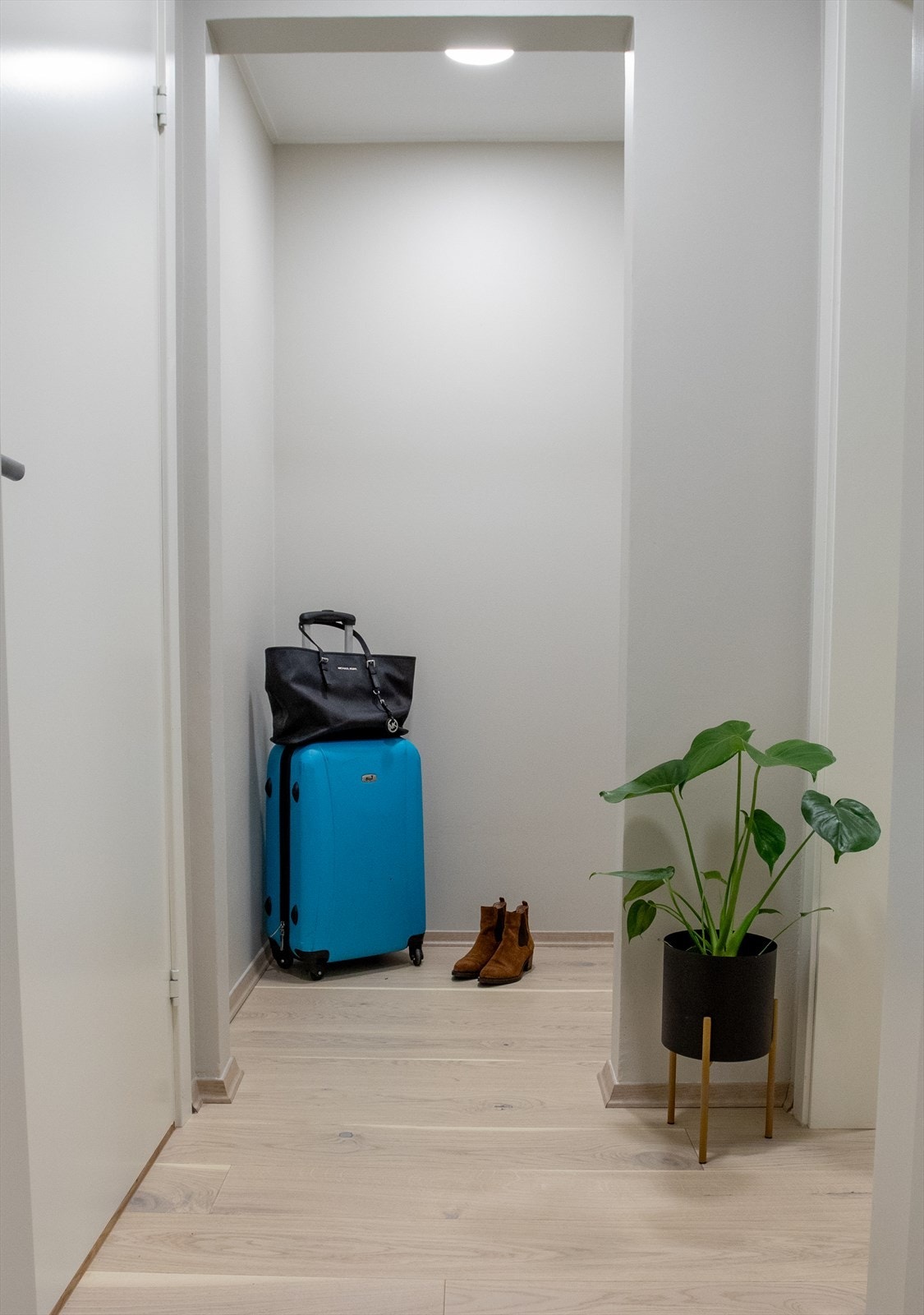 Omkledningsrom med garderobeløsninger Galleribilde