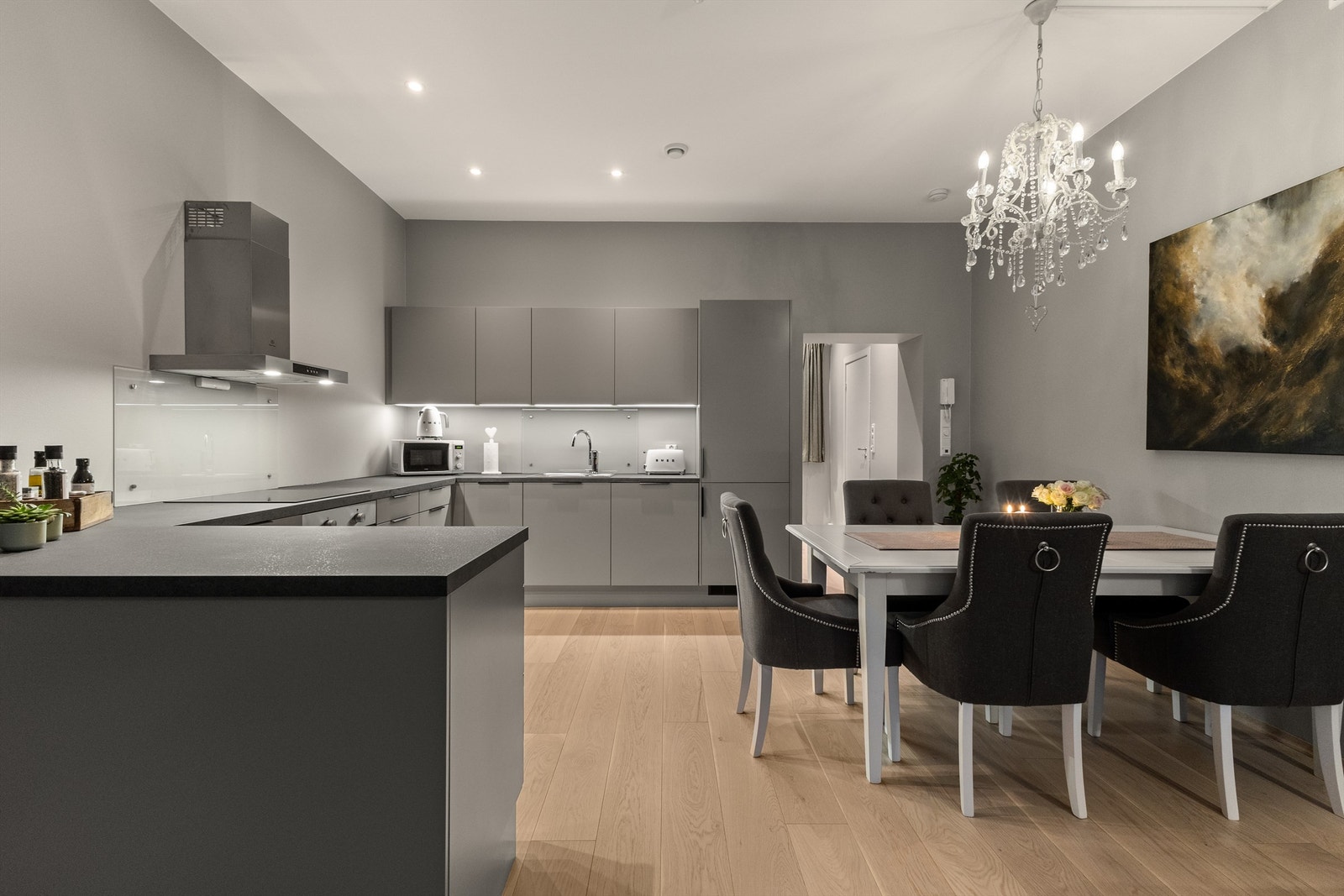 Meget delikat kjøkken med god skap- og benkeplass Galleribilde