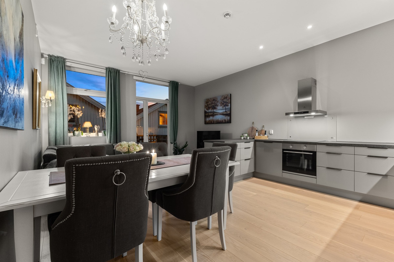 Åpen kjøkken- og stueløsning med sofaområde samt spiseplass Galleribilde