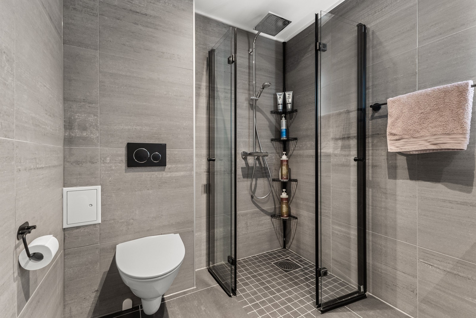 Badet har downlights i tak og gulvvarme Galleribilde