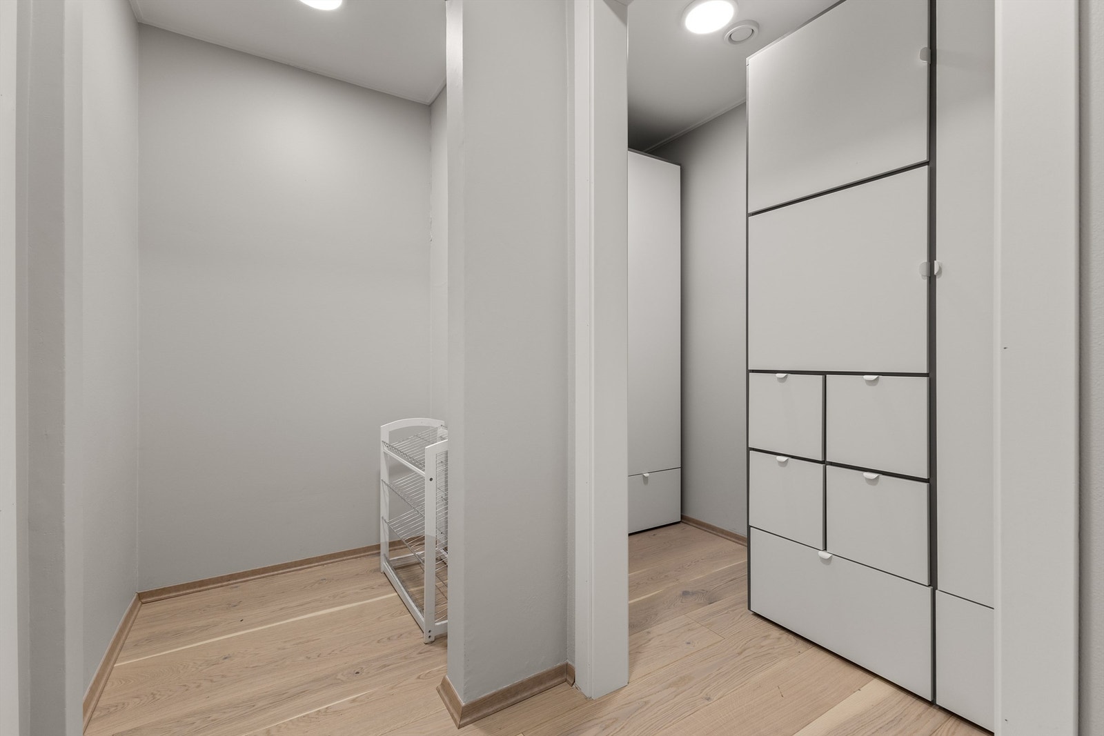 Omkledningsrom med garderobeløsninger Galleribilde