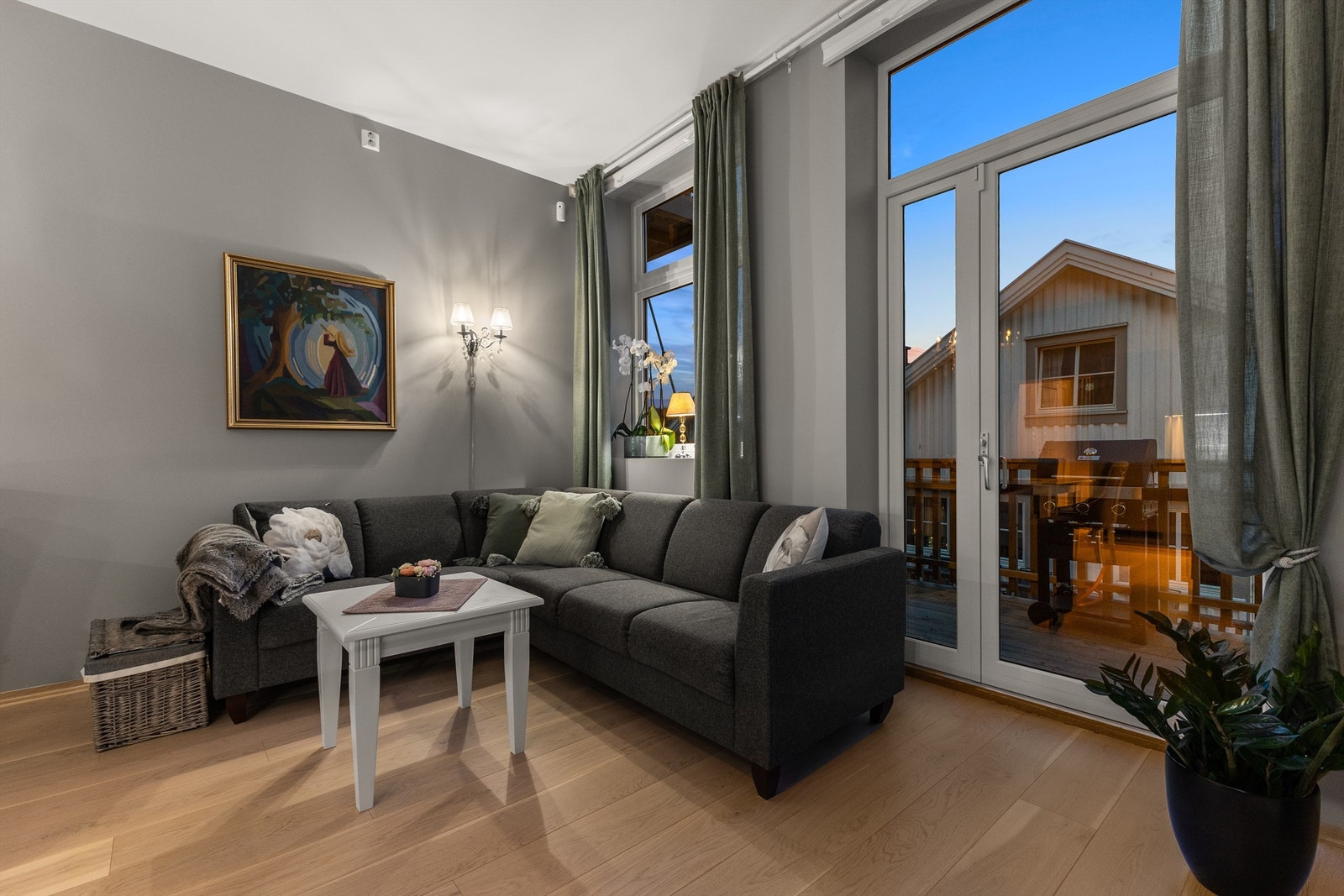 Leiligheten er gjennomgående og strekker seg over 2 plan Galleribilde