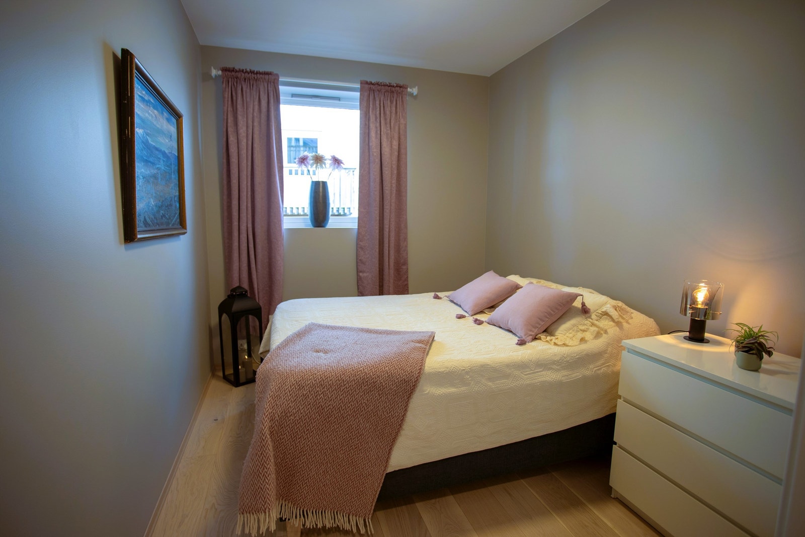 Soverom 1 med parkett på gulv, malte vegger og malt himling Galleribilde