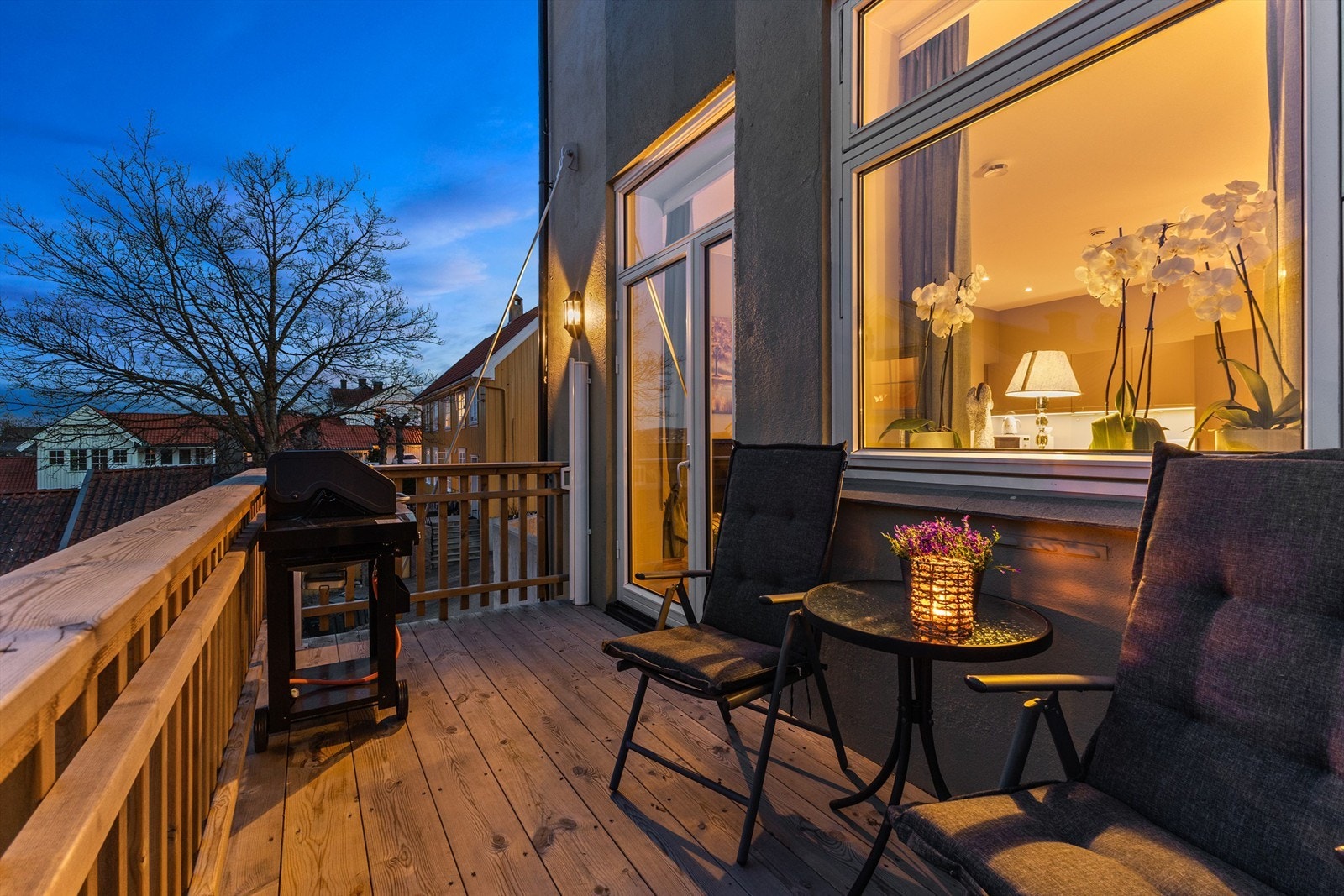 Moderne og delikat 3-roms endeleilighet beliggende i u. etg og 1. etg Galleribilde