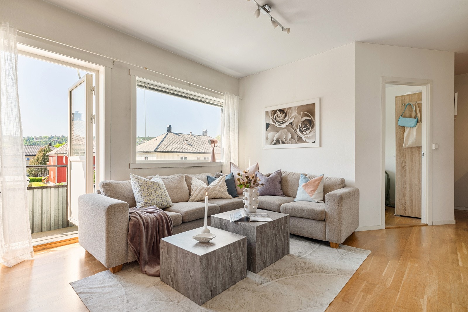 Stuen oppleves som lys og luftig, med store vindusflater som sørger for godt med lysinnslipp. Galleribilde