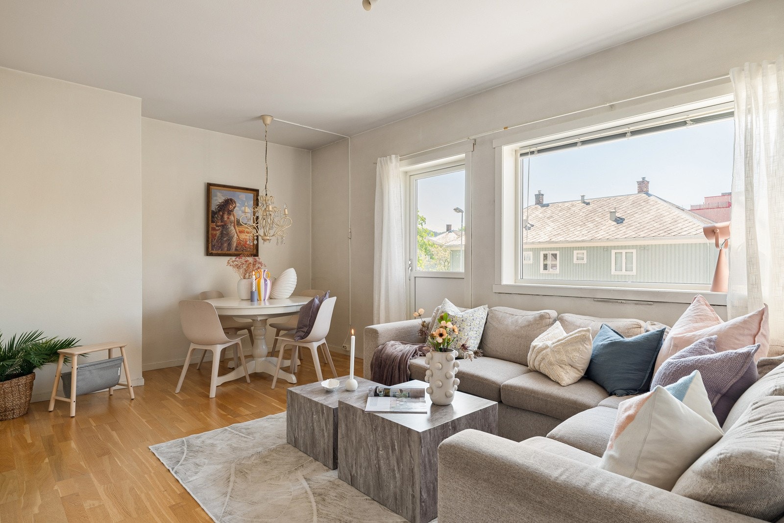 Det er god plass til både sofagruppe og spisegruppe. Vinduer og balkongdøren ble byttet i regi av sameiet i 2020. Galleribilde