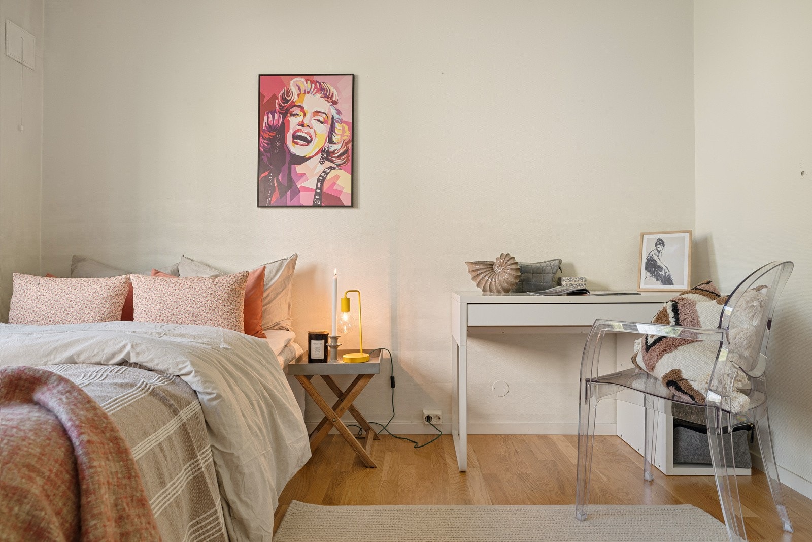 Soverommet på 12 kvm har i tillegg et eget kott for ekstra lagringsplass. Galleribilde