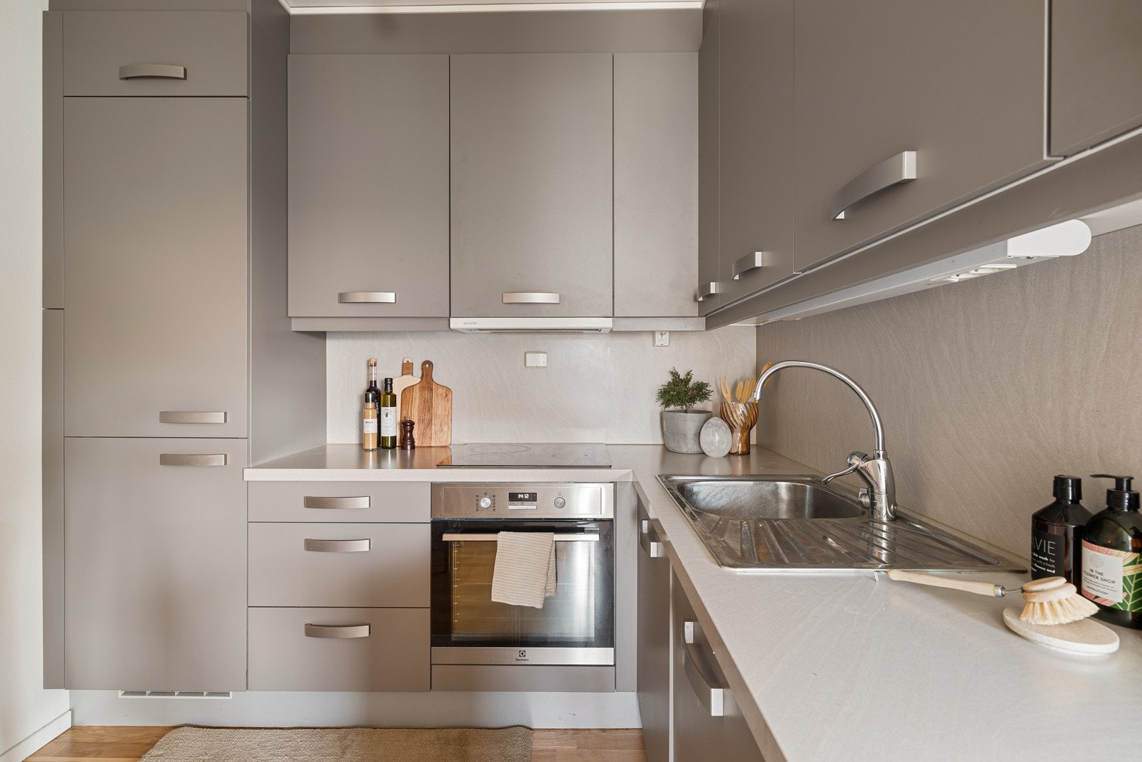 Integrerte hvitevarer som stekeovn, platetopp, oppvaskmaskin og kombiskap. Galleribilde