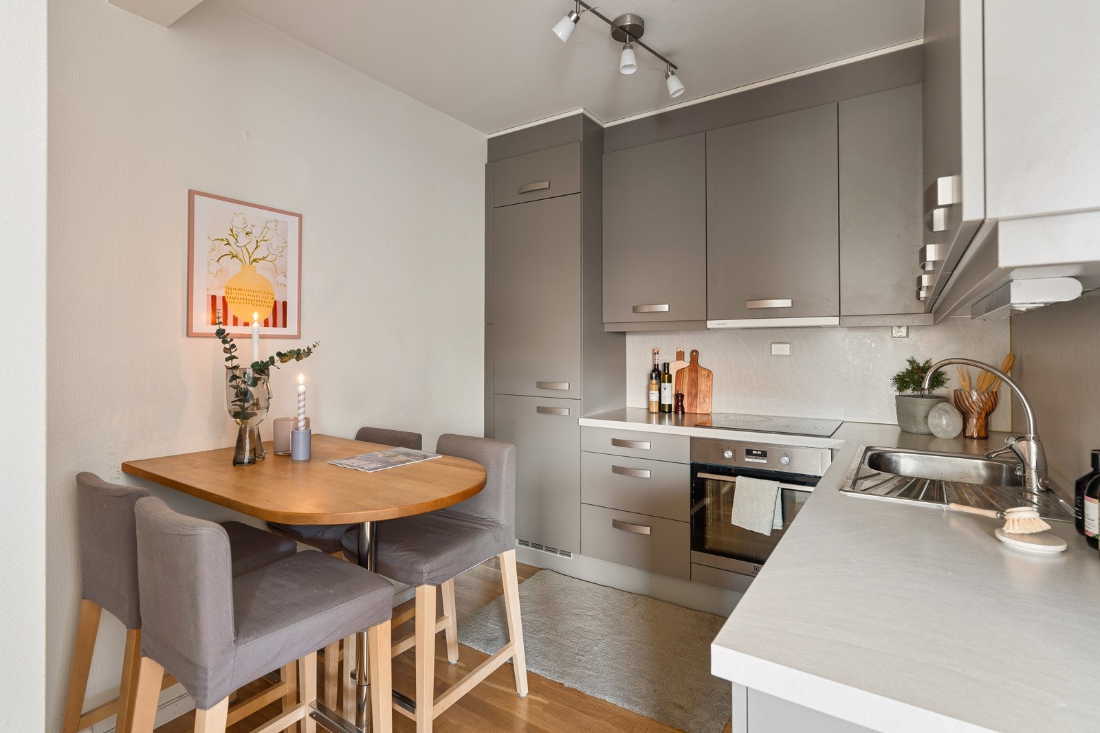 Nydelig kjøkken med innredning i lekre fargetoner. Rikelig med oppbevaringsplass i skuffer og skap. Galleribilde