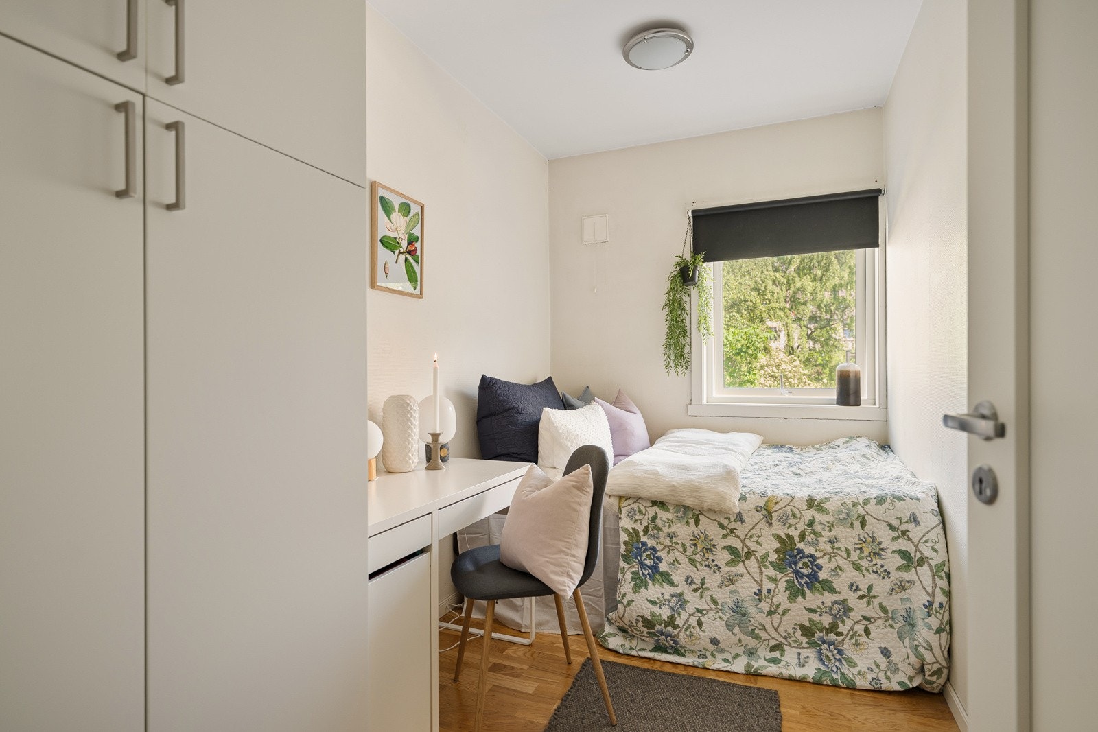 Behagelig atmosfære som følge av lyse fargevalg og lysinnslipp fra vinduspostene. Galleribilde