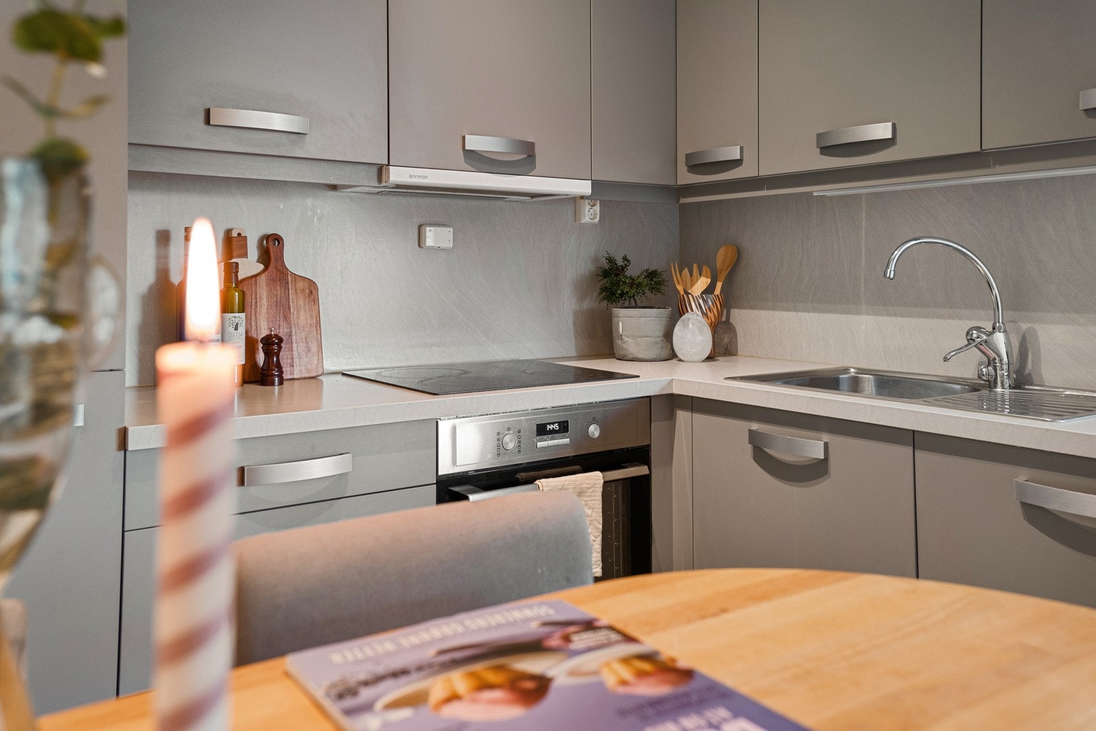 Ved kjøkkenet vil det være naturlig å innrede med en spisegruppe. Galleribilde