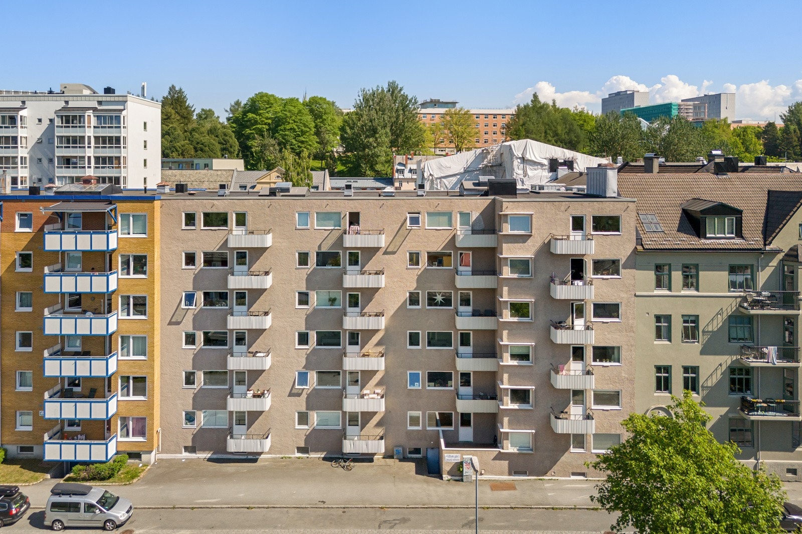 Leiligheten ligger i et veldrevet sameie der hele blokken ble oppusset i 2013. Det medfølger en fast p-plass i bakgård. Galleribilde