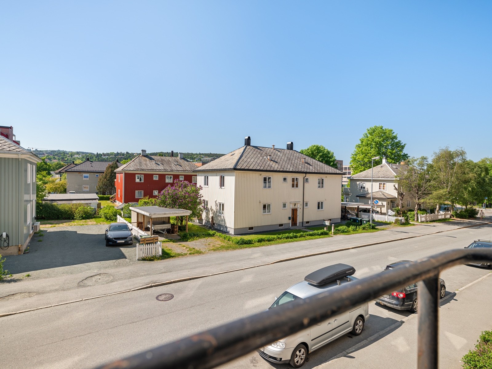 Denne flotte leiligheten ligger pent til i 3.etasje med hyggelig utsyn over nabolaget. Galleribilde