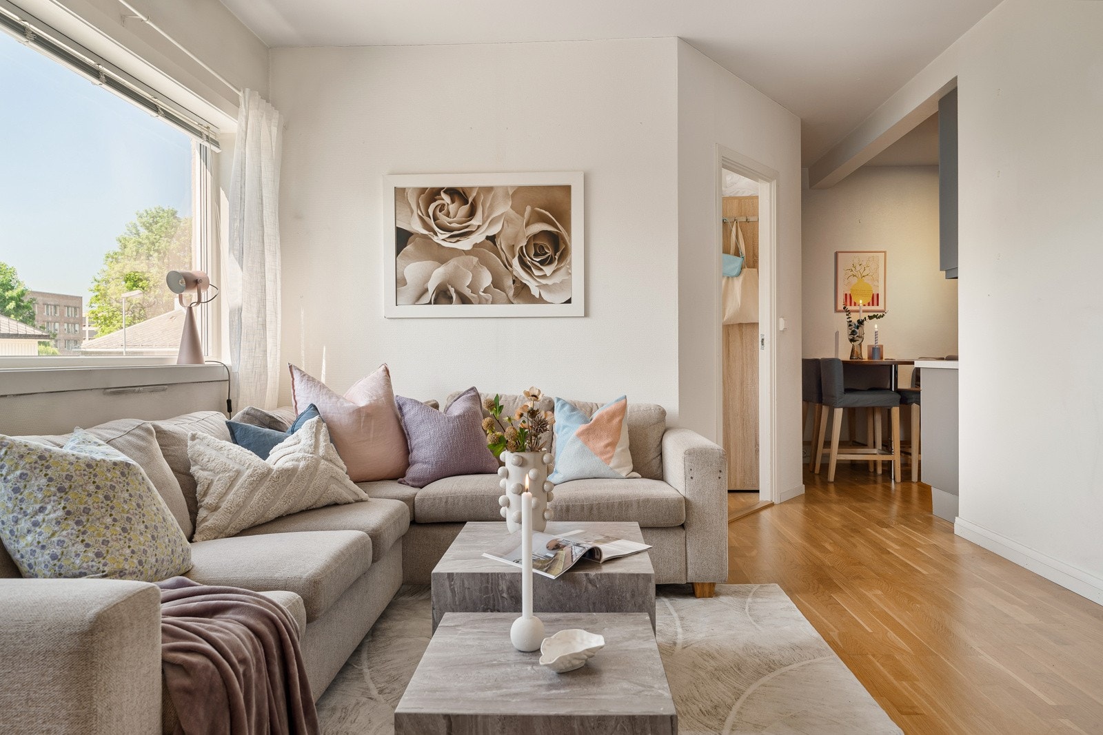 Leiligheten ble rehabilitert i 2012/2013 og holder en følgelig moderne standard. Galleribilde