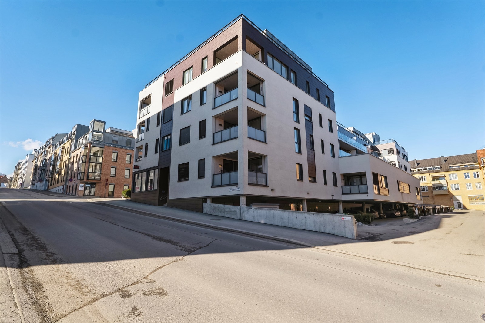 Moderne bygg fra 2017 med garasjekjeller og heis. Galleribilde