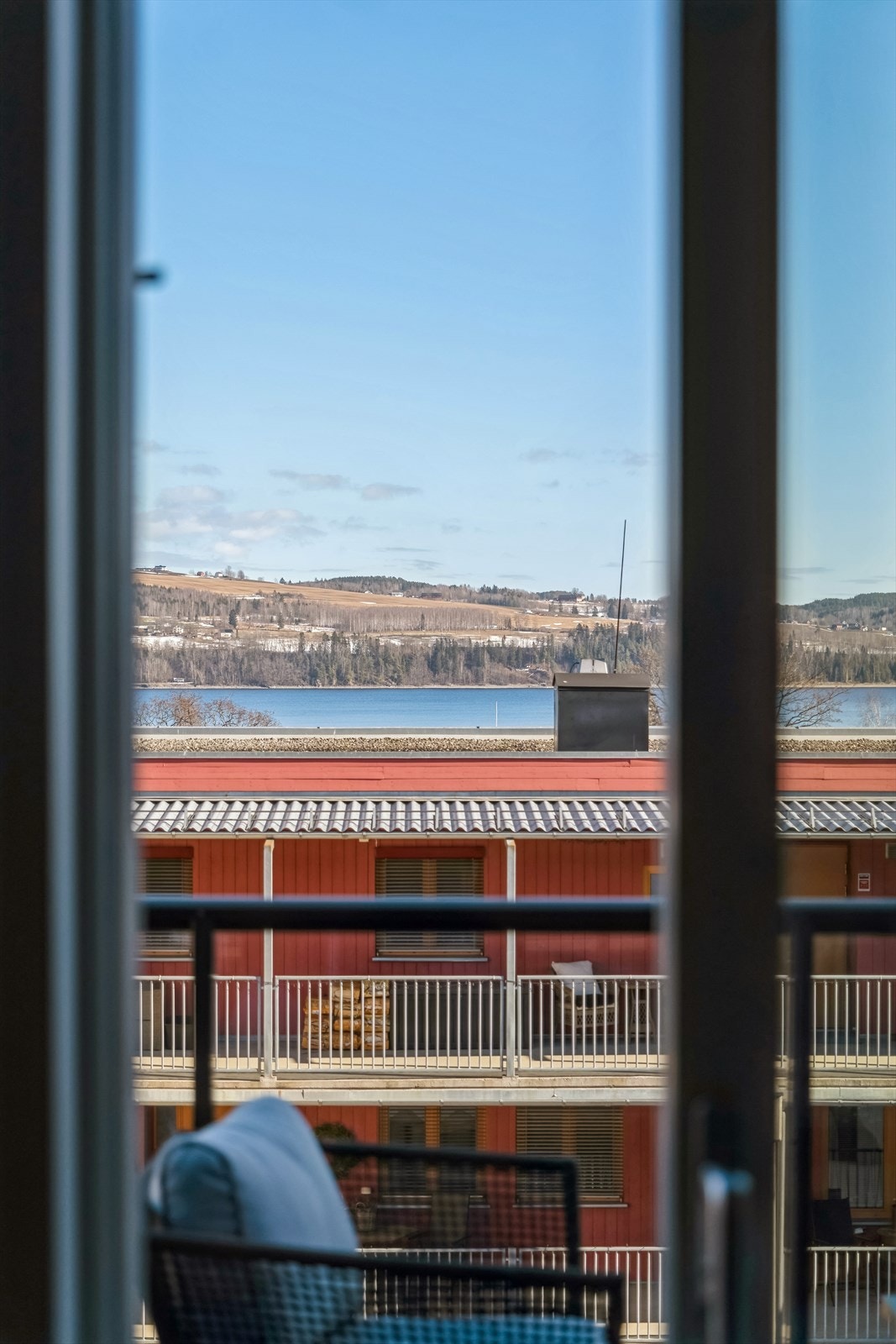 Fra stue/kjøkken er det flott utsyn mot Mjøsa. Galleribilde