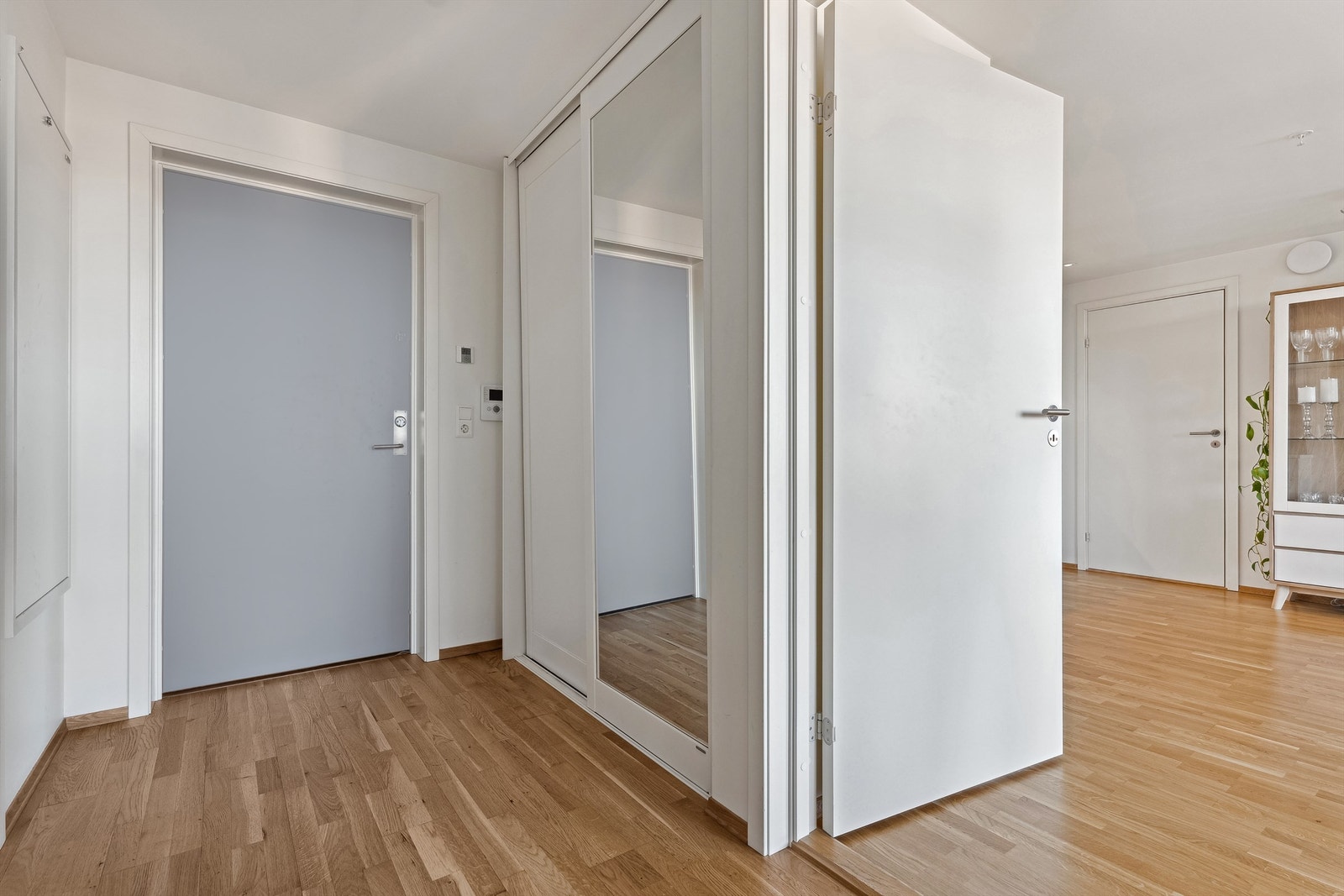 Entré med skyvedørsgarderobe. Galleribilde