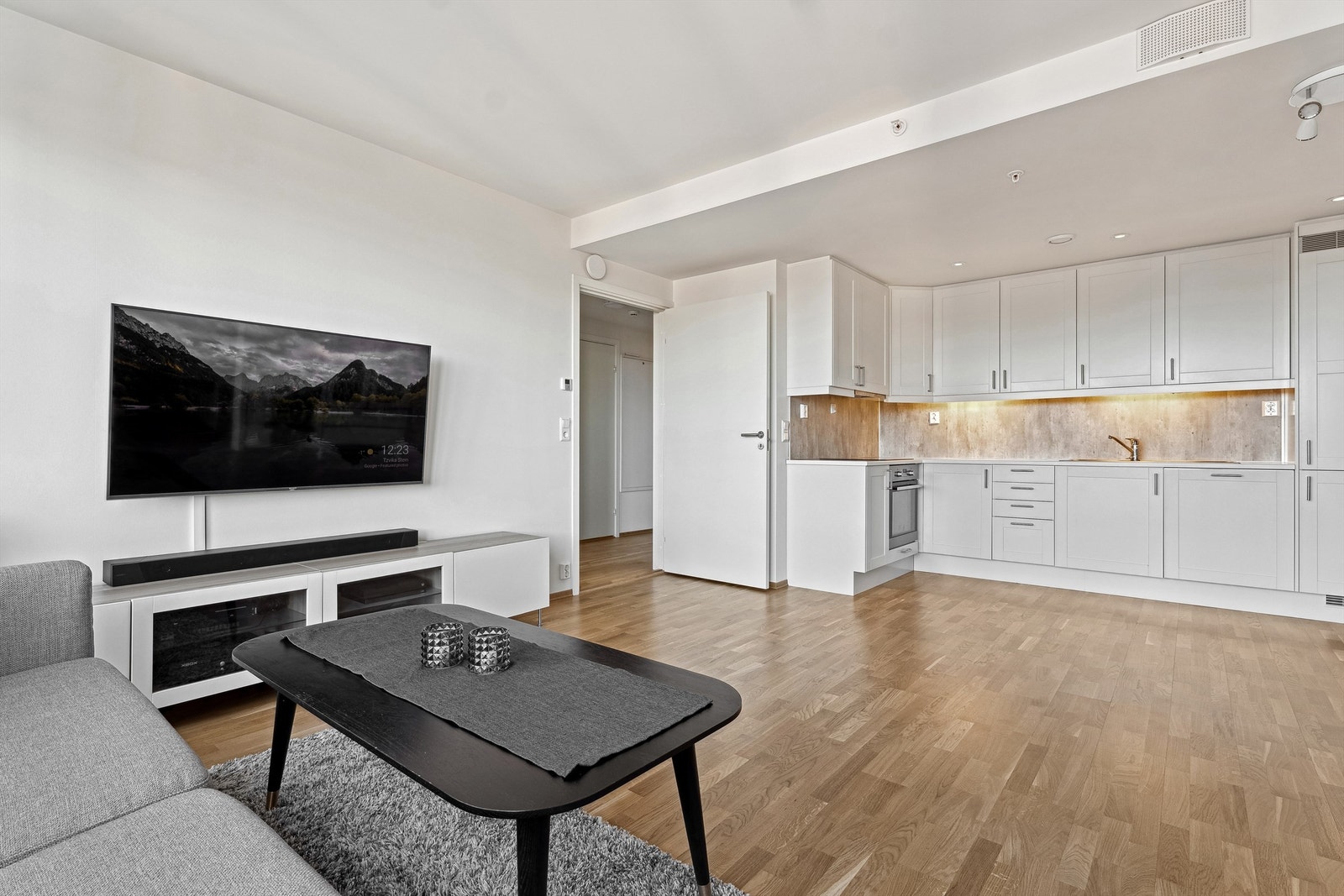 Stue og kjøkken i åpen løsning som gir et sosialt oppholdsrom. Galleribilde