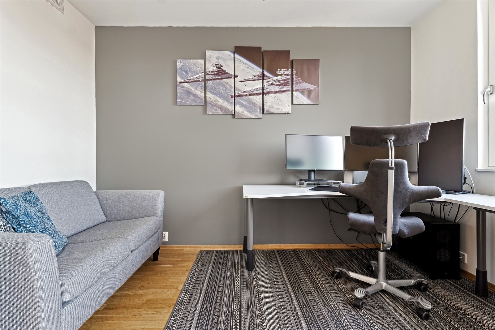 Soverom 2 som fint kan benyttes som kontor eller forlengelse av stuen. Galleribilde