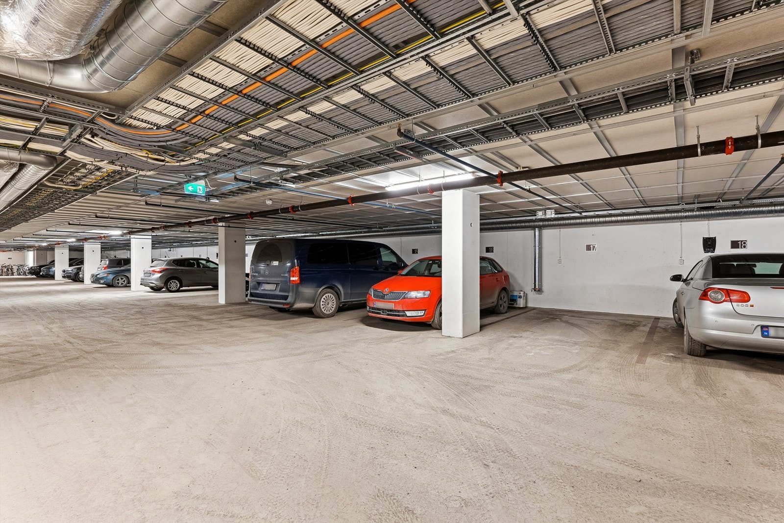 Garasjeplass 17 tilhører leiligheten. Galleribilde