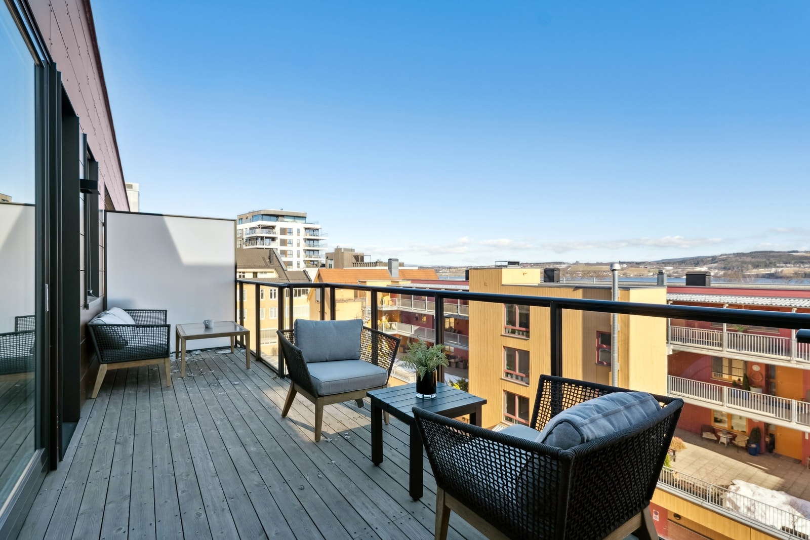 Balkongen er en fin forlengelse av stuen i sommerhalvåret. Galleribilde