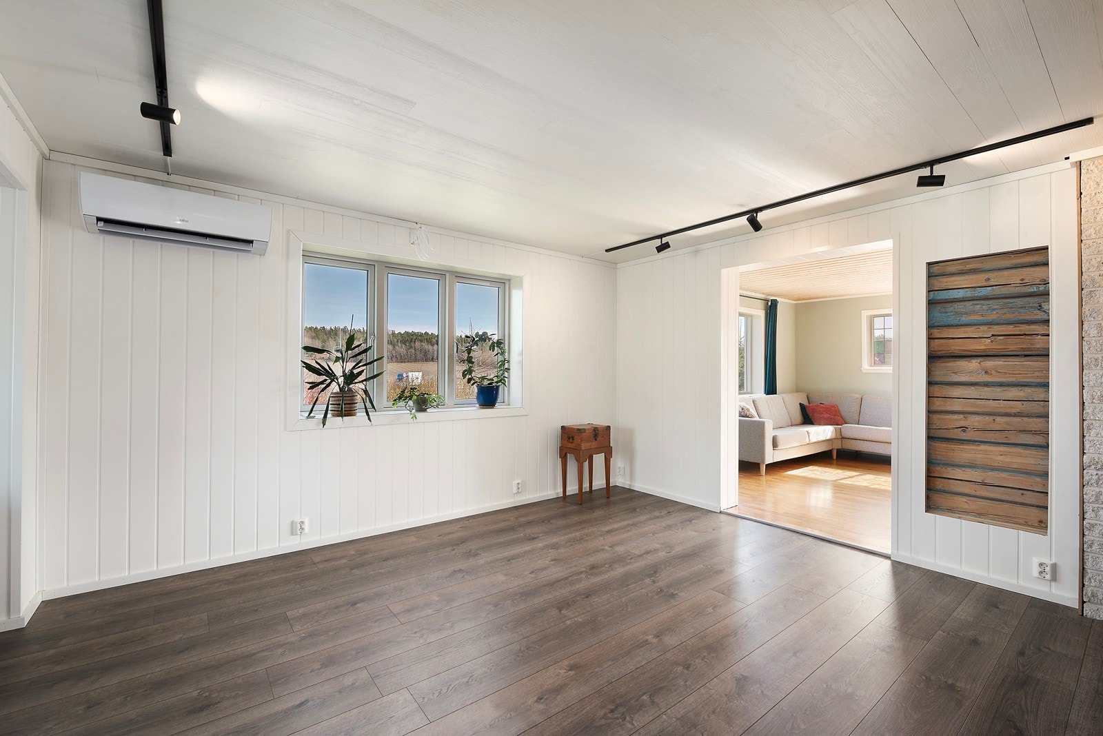 Boligen har fine detaljer, legg merke til tømmerveggene som selger har fått frem. Galleribilde