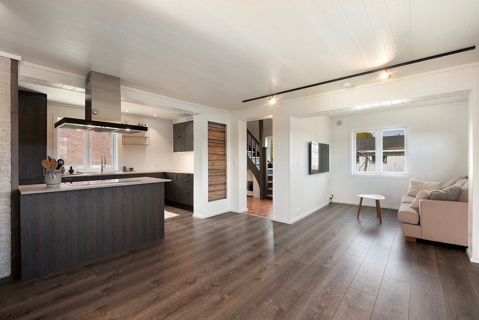 Det er også satt inn nytt kjøkken og de fleste andre flater er skiftet. Galleribilde