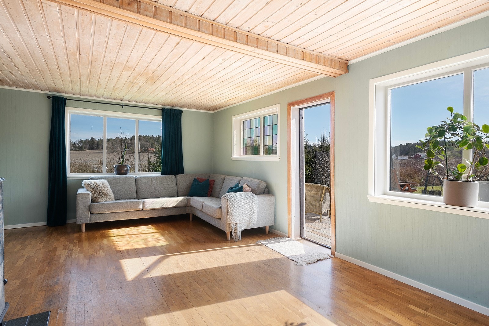 Utgang til en solrik ny terrasse Galleribilde