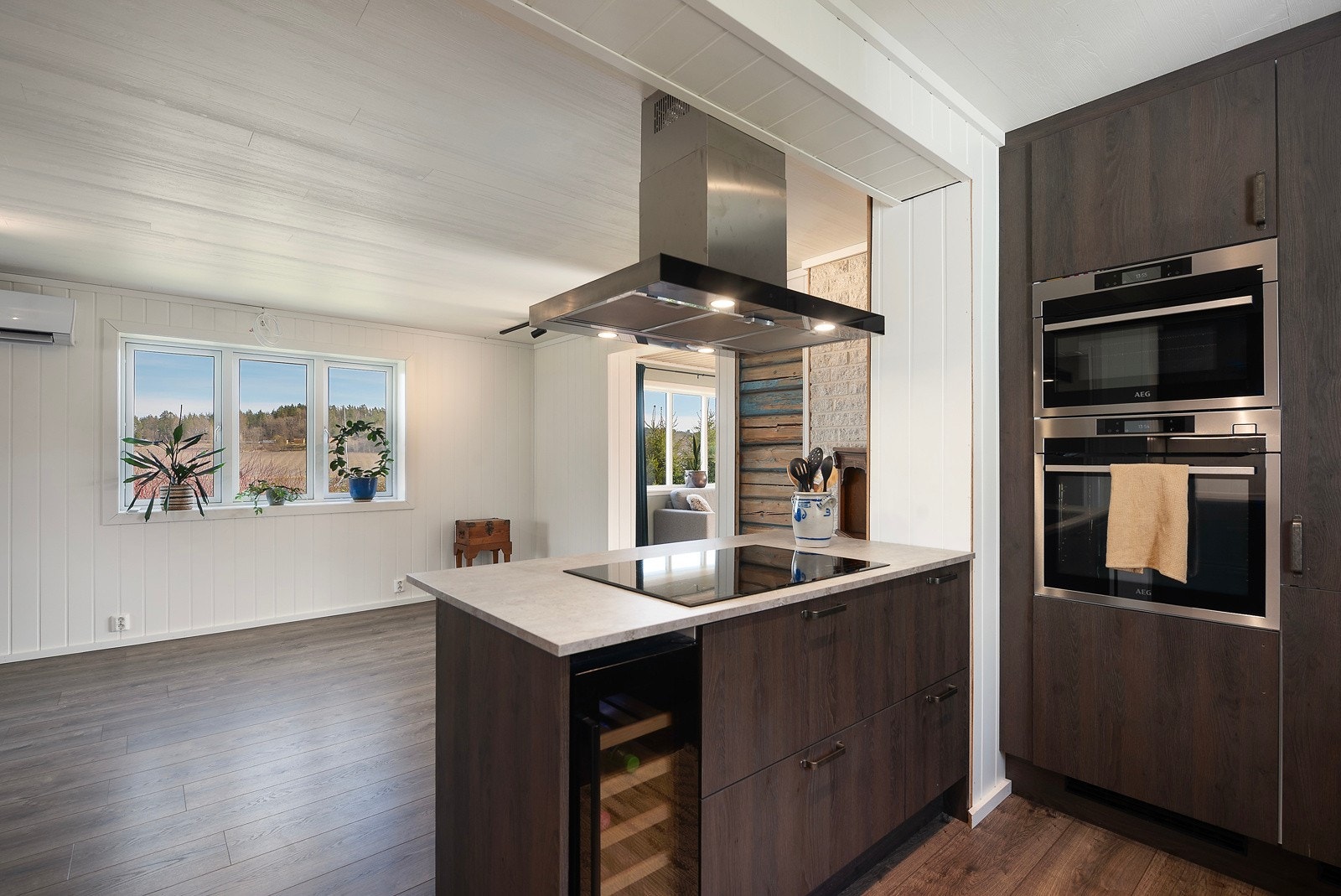 Det er kjøleskap, oppvaskmaskin, induksjonstopp, micro og stekeovn Galleribilde