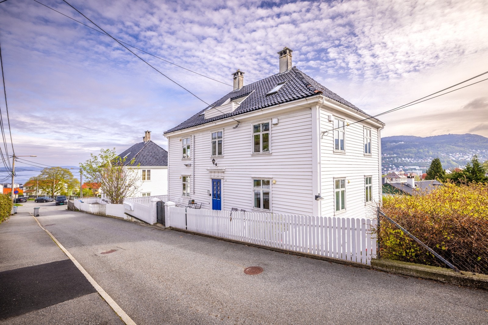 - Gaten er stille og idyllisk, med trivelige omgivelser og god plass til å ferdes. Et rolig nabolag med en perfekt balanse mellom nærhet til byens fasiliteter og naturlige grøntområder - Galleribilde