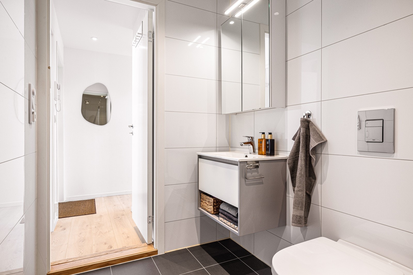 - Badet er oppgradert med varmekabler i gulvet og en helhetlig design som gir både komfort og god utnyttelse av plassen - Galleribilde