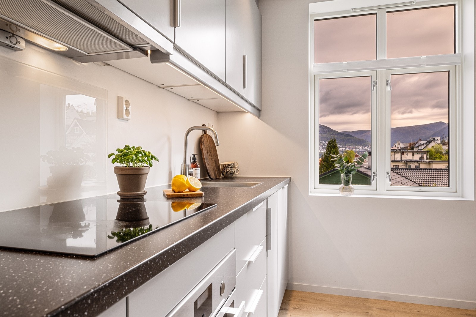 - Elegant kjøkken med kvalitetsmaterialer og moderne detaljer - et rom som kombinerer funksjonalitet og estetikk - Galleribilde