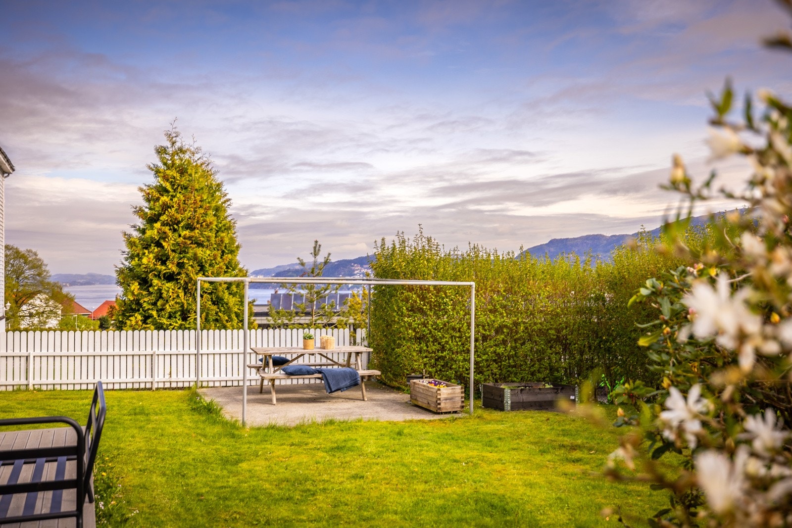- Terrasse med sjøutsikt - her kan du nyte morgenkaffen med utsikt mot innseilingen til Bergen - Galleribilde