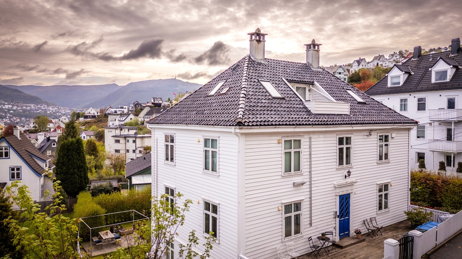 - Boligen ligger i et rolig og naturskjønt område med grønne omgivelser, perfekt for rekreasjon og avslapning, samtidig som du har kort vei til kollektivtransport og lokale fasiliteter - Galleribilde