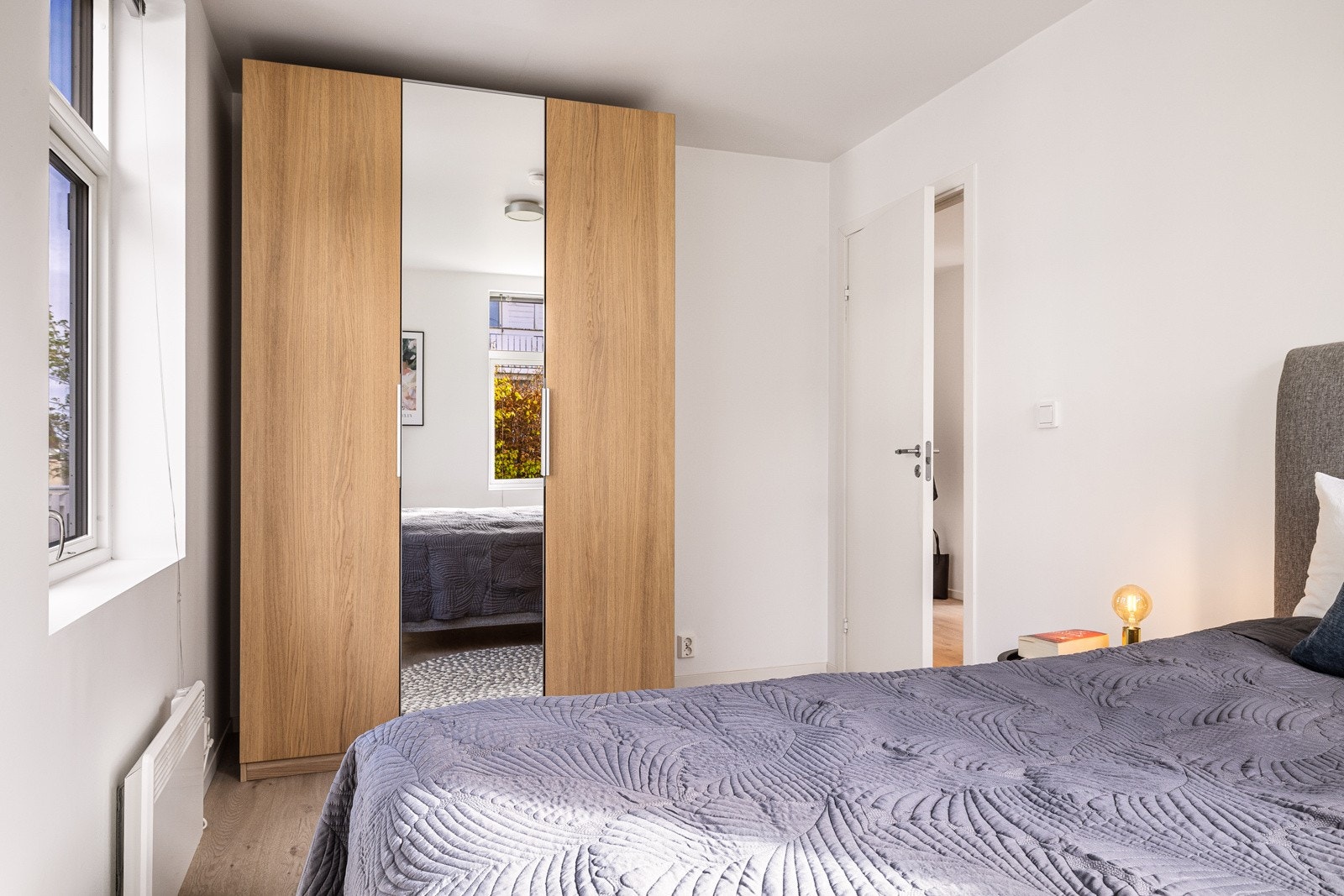 - Praktisk garderobeskap i soverommet gir god oppbevaringsplass og bidrar til et ryddig og organisert rom - Galleribilde