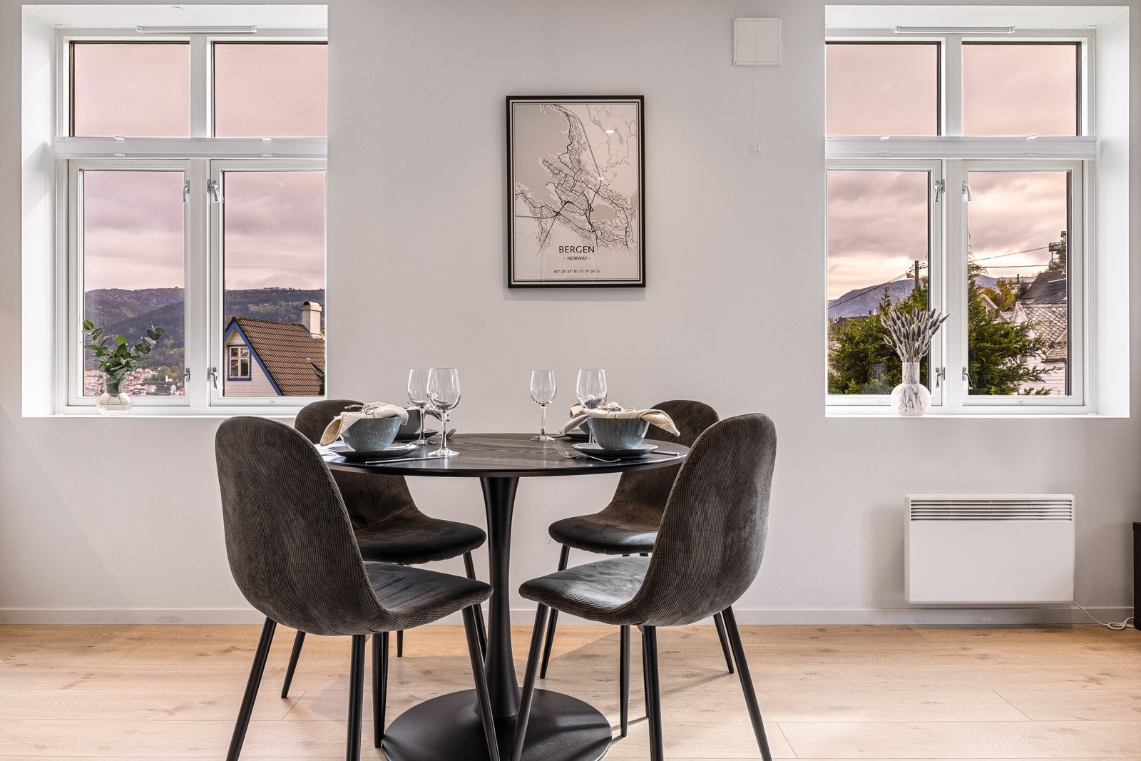- Lys og trivelig spiseplass med flott utsikt mot Byfjellene - en herlig ramme rundt måltidene - Galleribilde