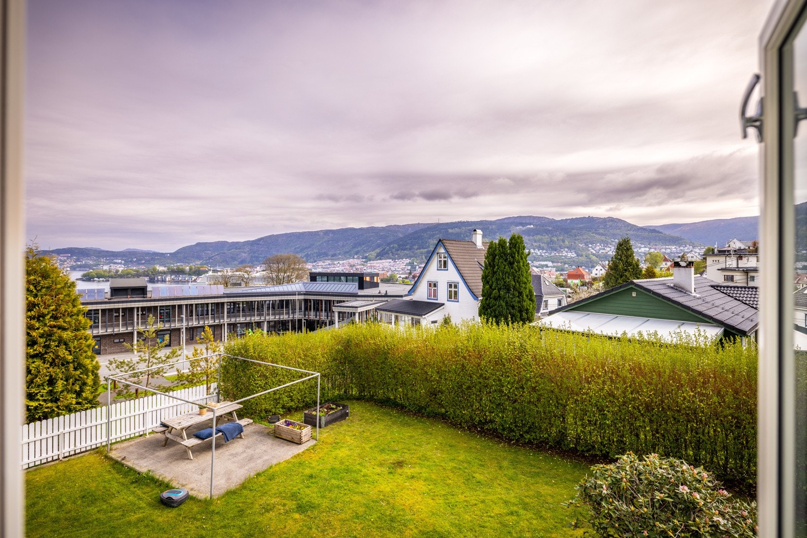 - Utsikt fra sidevinduet mot den frodige hagen og Byfjellene i bakgrunnen - en fredelig og grønn utsiktslinje - Galleribilde