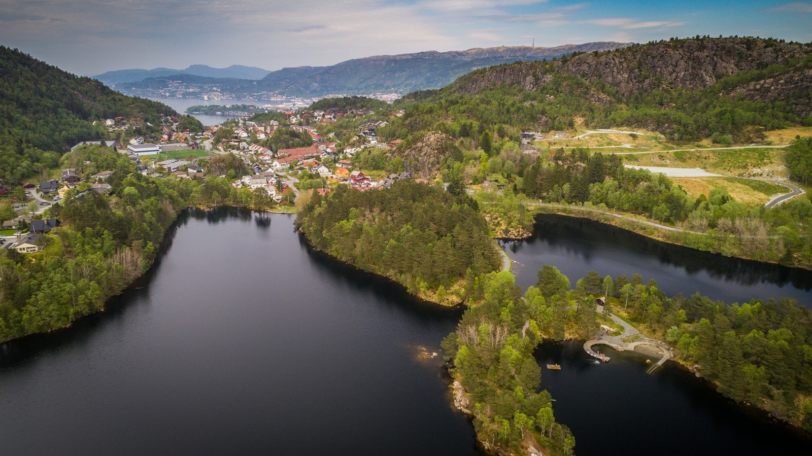 - Storavatnet ved Krohnegården er en tilrettelagt badeplass med sandstrand, badeflåte og baderampe for bevegelseshemmede - Galleribilde