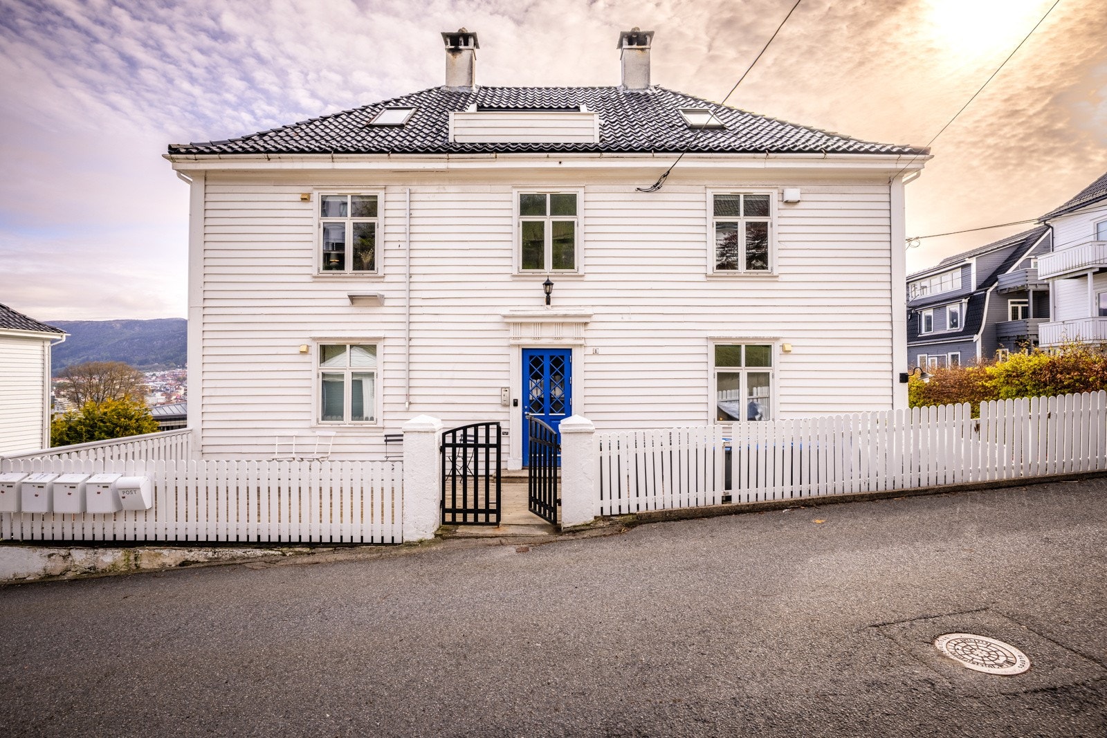 - Fasaden sett forfra gir et stilrent uttrykk, med harmoniske detaljer som skaper et innbydende og velholdt inntrykk - Galleribilde