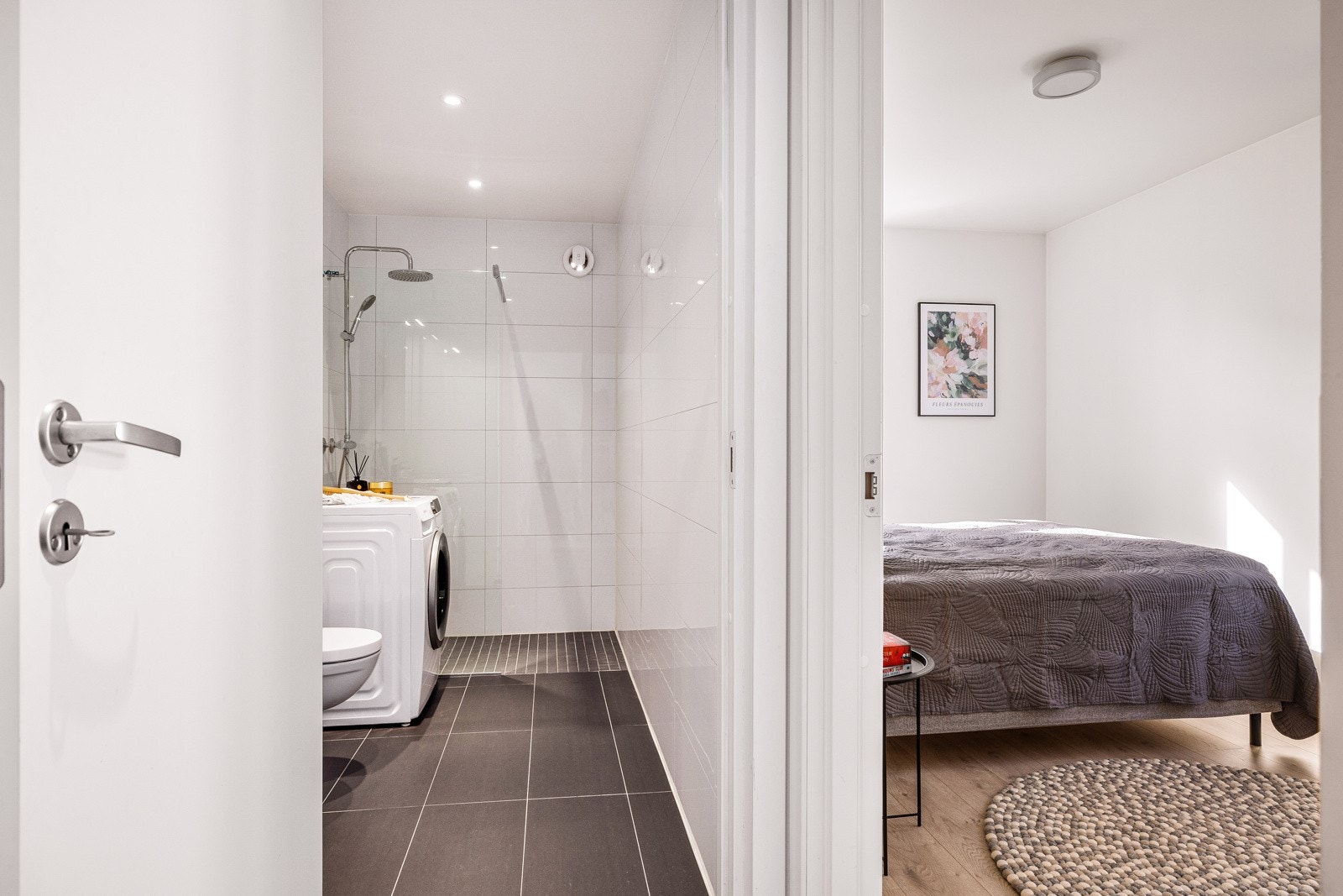 - Fra gangen ser du til venstre det stilrene badet, og til høyre et koselig soverom - perfekt for privatliv og komfort - Galleribilde