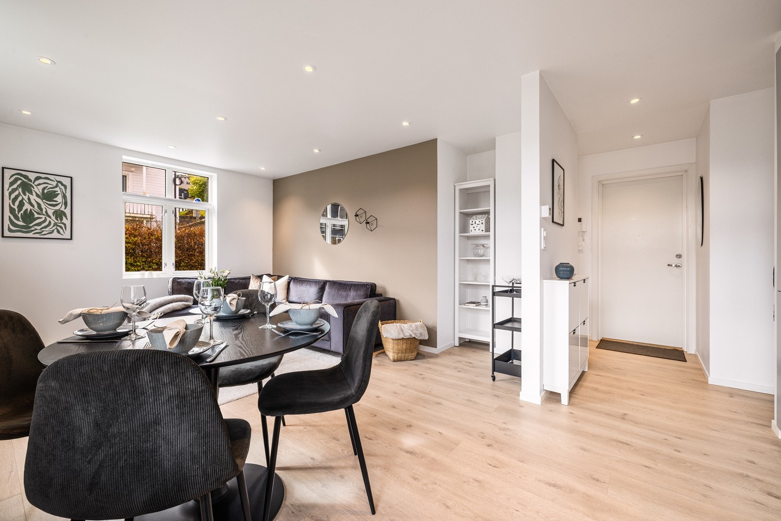 - Stuen har en gjennomført stil med slette overflater, god takhøyde og moderne spotbelysning - Galleribilde