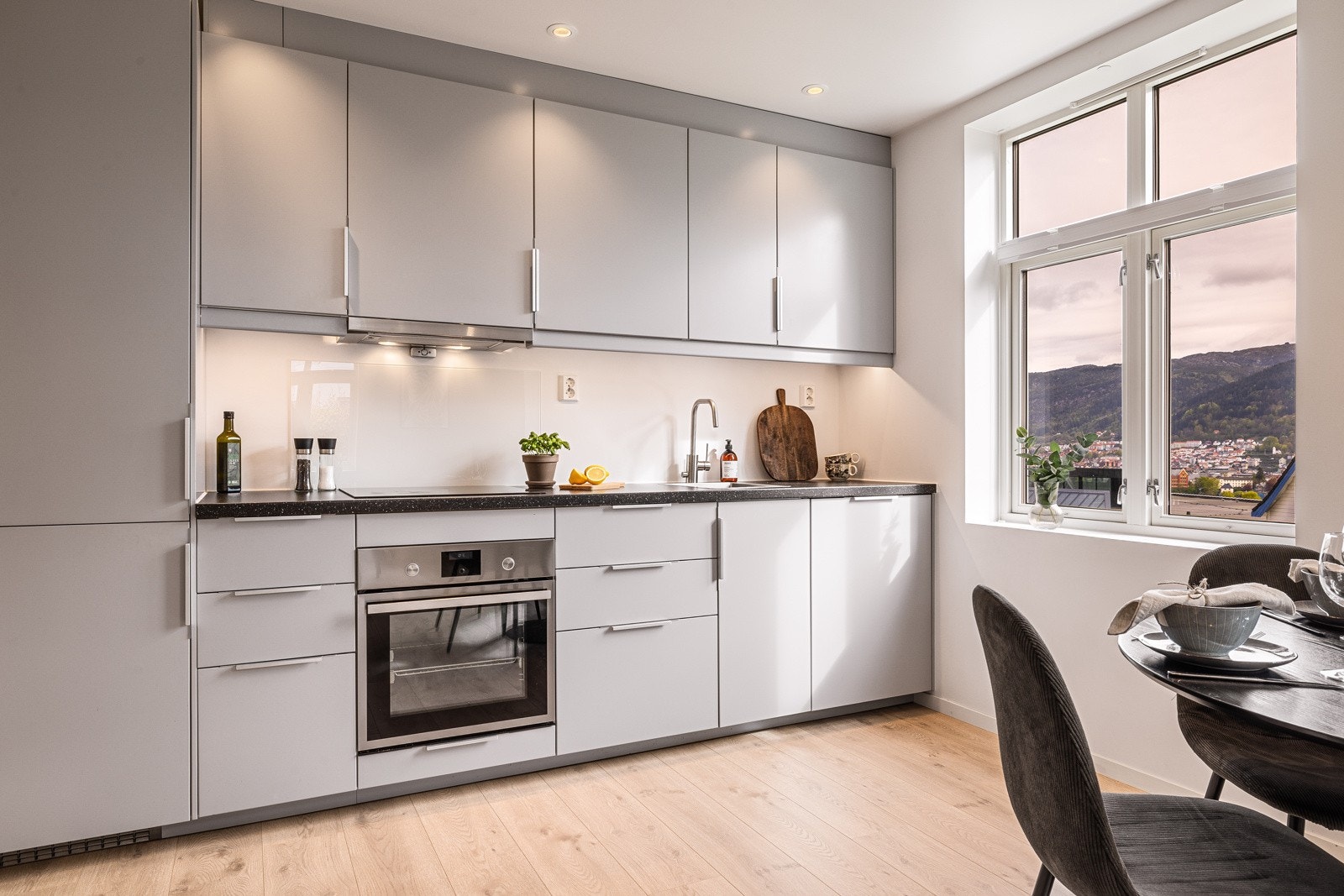 - Kjøkkenet har et tidløst design med rene linjer og smarte oppbevaringsløsninger - Galleribilde