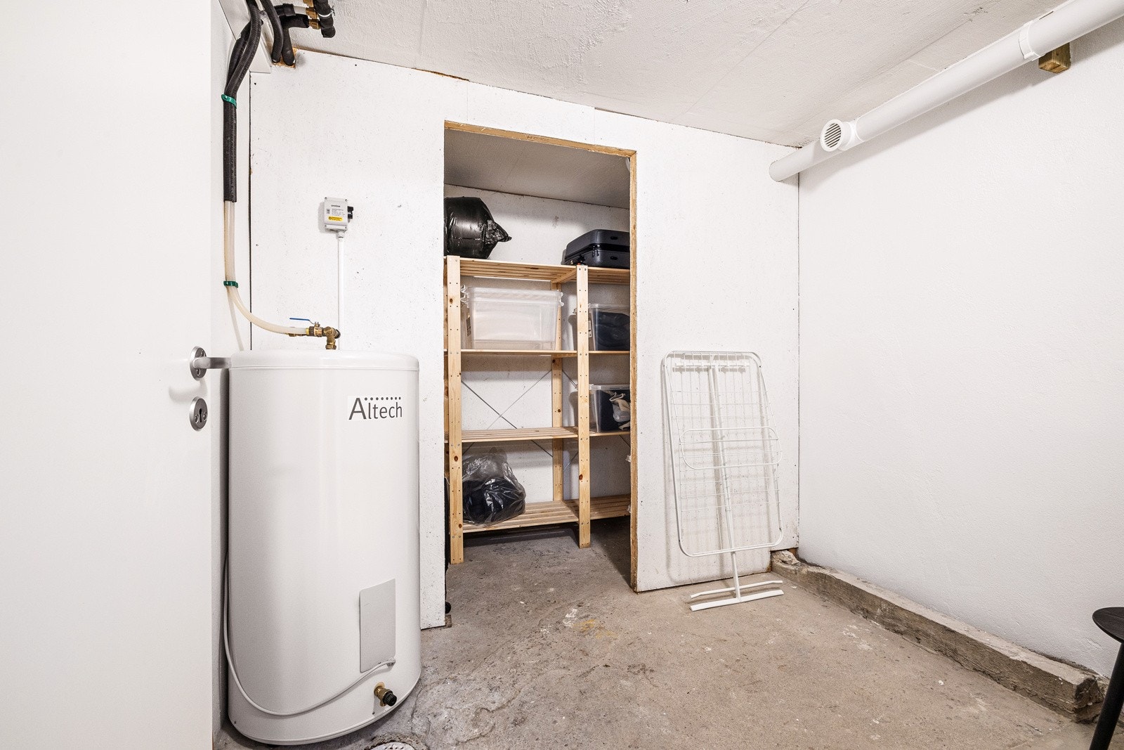 - Romslig, todelt bod på 8 kvm med strømuttak og bodreol - gir god lagringsplass og praktiske løsninger for både små og store gjenstander - Galleribilde