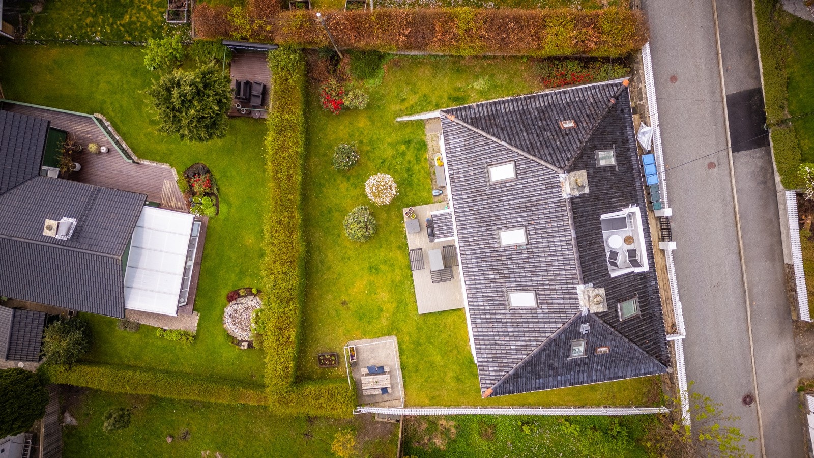 - Flyfoto som viser boligens plassering i et lite og tilbaketrukket sameie med flotte grøntområder - Galleribilde